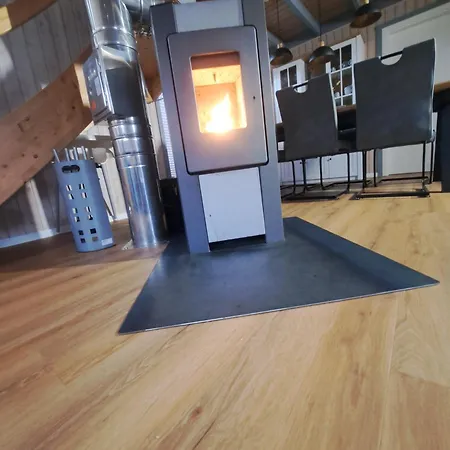 Friese, Direkt Am See, Mit Hauseigenem Tretboot, Hauseigener Sauna Sowie Whirlpool, Kamin, Eingezaeuntes Grundstueck, Direkter Naehe Kinderspieleparadies Sowie Reit- Und Ponyhof Nyaraló