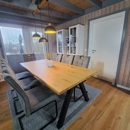 Friese, Direkt Am See, Mit Hauseigenem Tretboot, Hauseigener Sauna Sowie Whirlpool, Kamin, Eingezaeuntes Grundstueck, Direkter Naehe Kinderspieleparadies Sowie Reit- Und Ponyhof