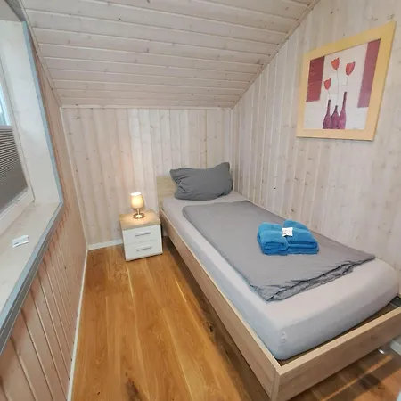 Friese, Direkt Am See, Mit Hauseigenem Tretboot, Hauseigener Sauna Sowie Whirlpool, Kamin, Eingezaeuntes Grundstueck, Direkter Naehe Kinderspieleparadies Sowie Reit- Und Ponyhof
