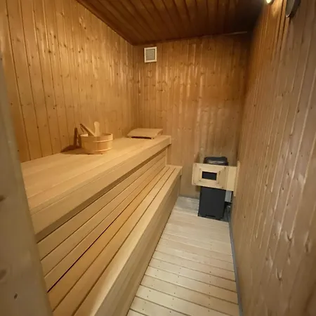 Friese, Direkt Am See, Mit Hauseigenem Tretboot, Hauseigener Sauna Sowie Whirlpool, Kamin, Eingezaeuntes Grundstueck, Direkter Naehe Kinderspieleparadies Sowie Reit- Und Ponyhof Nyaraló