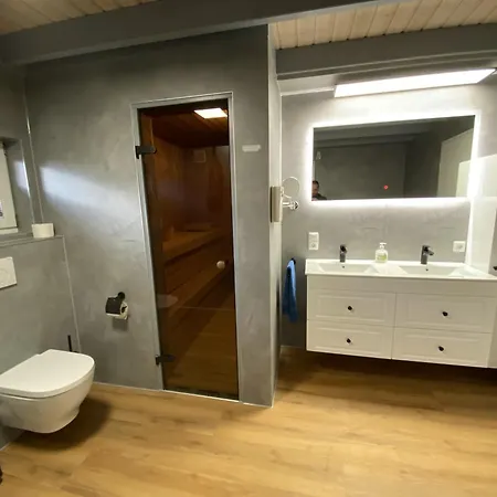 Friese, Direkt Am See, Mit Hauseigenem Tretboot, Hauseigener Sauna Sowie Whirlpool, Kamin, Eingezaeuntes Grundstueck, Direkter Naehe Kinderspieleparadies Sowie Reit- Und Ponyhof Nyaraló Twist
