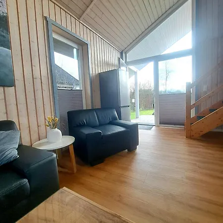 Nyaraló Friese, Direkt Am See, Mit Hauseigenem Tretboot, Hauseigener Sauna Sowie Whirlpool, Kamin, Eingezaeuntes Grundstueck, Direkter Naehe Kinderspieleparadies Sowie Reit- Und Ponyhof *
