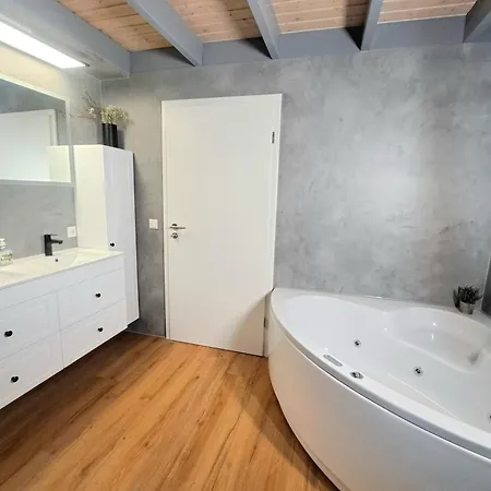 Friese, Direkt Am See, Mit Hauseigenem Tretboot, Hauseigener Sauna Sowie Whirlpool, Kamin, Eingezaeuntes Grundstueck, Direkter Naehe Kinderspieleparadies Sowie Reit- Und Ponyhof בית נופש Twist