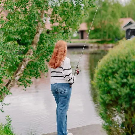 Nyaraló Friese, Direkt Am See, Mit Hauseigenem Tretboot, Hauseigener Sauna Sowie Whirlpool, Kamin, Eingezaeuntes Grundstueck, Direkter Naehe Kinderspieleparadies Sowie Reit- Und Ponyhof *