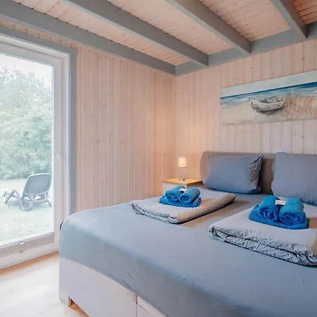 Friese, Direkt Am See, Mit Hauseigenem Tretboot, Hauseigener Sauna Sowie Whirlpool, Kamin, Eingezaeuntes Grundstueck, Direkter Naehe Kinderspieleparadies Sowie Reit- Und Ponyhof *