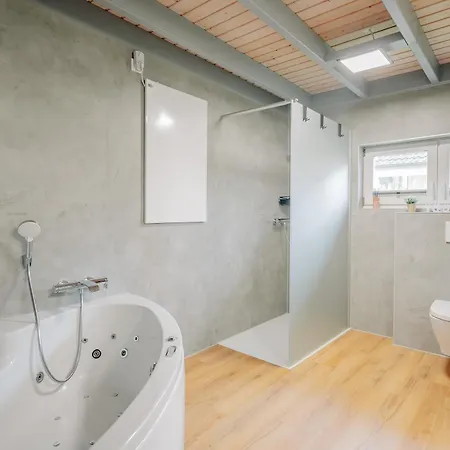 Friese, Direkt Am See, Mit Hauseigenem Tretboot, Hauseigener Sauna Sowie Whirlpool, Kamin, Eingezaeuntes Grundstueck, Direkter Naehe Kinderspieleparadies Sowie Reit- Und Ponyhof Twist