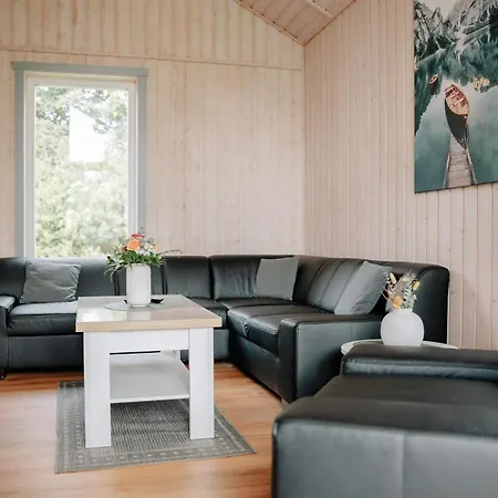 Nyaraló Friese, Direkt Am See, Mit Hauseigenem Tretboot, Hauseigener Sauna Sowie Whirlpool, Kamin, Eingezaeuntes Grundstueck, Direkter Naehe Kinderspieleparadies Sowie Reit- Und Ponyhof