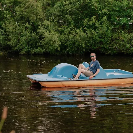 Dom wakacyjny Friese, Direkt Am See, Mit Hauseigenem Tretboot, Hauseigener Sauna Sowie Whirlpool, Kamin, Eingezaeuntes Grundstueck, Direkter Naehe Kinderspieleparadies Sowie Reit- Und Ponyhof *
