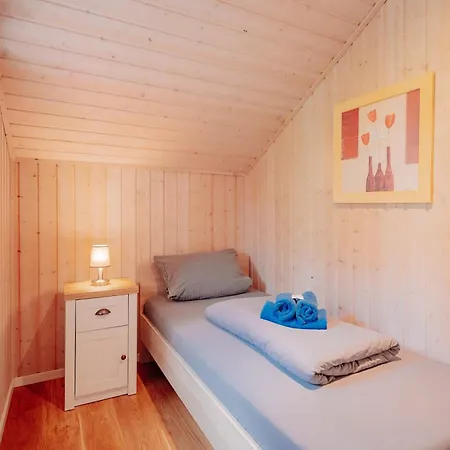 Nyaraló Friese, Direkt Am See, Mit Hauseigenem Tretboot, Hauseigener Sauna Sowie Whirlpool, Kamin, Eingezaeuntes Grundstueck, Direkter Naehe Kinderspieleparadies Sowie Reit- Und Ponyhof *