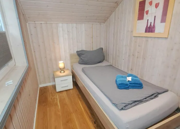 Friese, Direkt Am See, Mit Hauseigenem Tretboot, Hauseigener Sauna Sowie Whirlpool, Kamin, Eingezaeuntes Grundstueck, Direkter Naehe Kinderspieleparadies Sowie Reit- Und Ponyhof