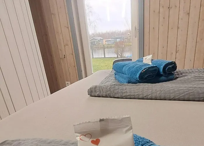 Friese, Direkt Am See, Mit Hauseigenem Tretboot, Hauseigener Sauna Sowie Whirlpool, Kamin, Eingezaeuntes Grundstueck, Direkter Naehe Kinderspieleparadies Sowie Reit- Und Ponyhof Vakantiehuis *